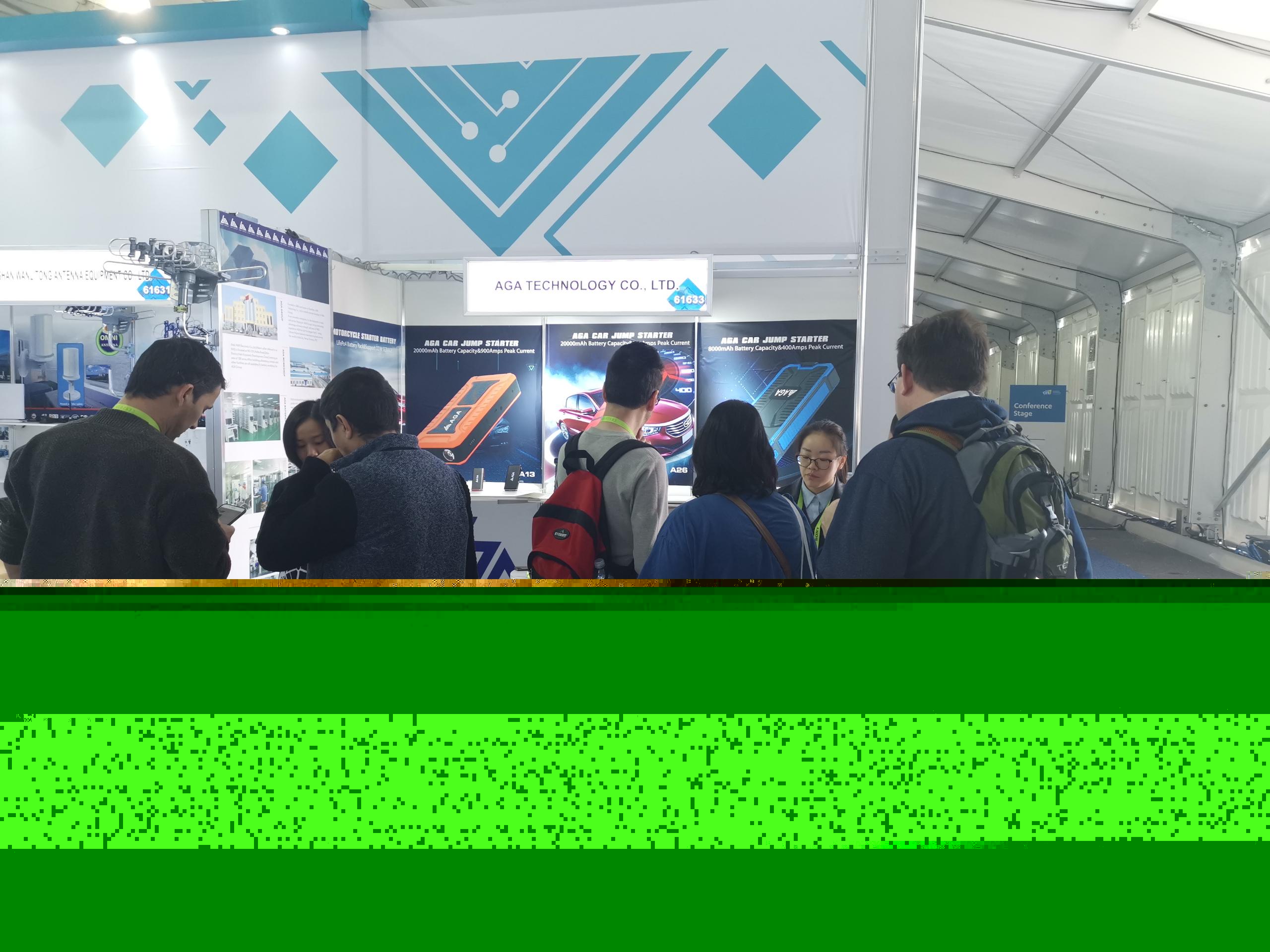 昂佳工作人員為參展商現場講解